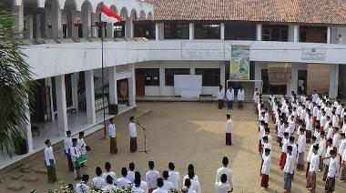 Dengan Sarung dan Sandal Jepit, Santri Kibarkan Merah Putih