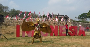 Ratusan Bendera Merah Putih Terpancang di Candi Ratu Boko
