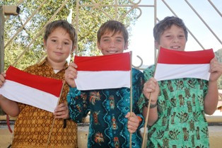 Ekspatriat Ikut Upacara Bendera di Timika