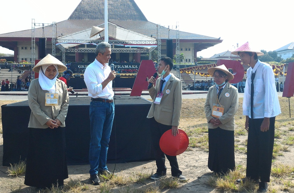 Ketua Umum Keluarga Alumni Universitas Gajah Mada (Kagama), Ganjar Pranowo saat berbincang dengan mahasiswa baru UGM, Yogyakarta, Selasa (18/8/2015). (Metrotvnews.com/Patricia Vicka)