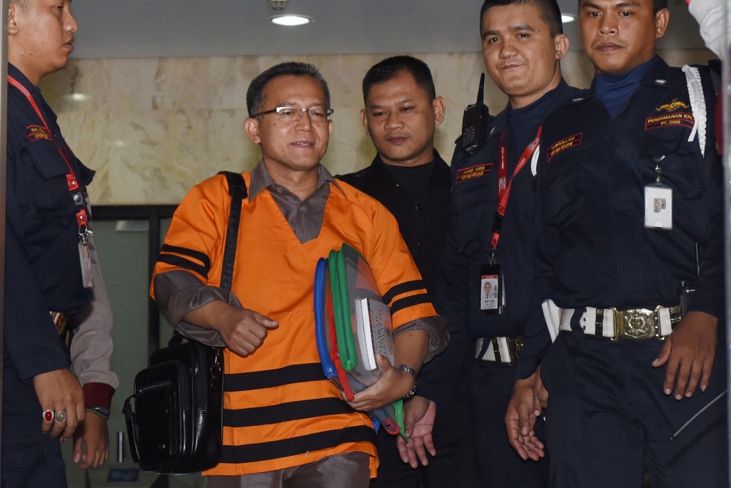 Tripeni Irianto Putro berjalan ke mobil tahanan usai diperiksa di Gedung KPK, Jakarta, Jumat (10/7/2015). Foto: Tripeni Irianto Putro/Antara