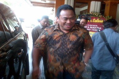 Sambil Tersenyum, Rachmat Gobel Keluar dari Kantor Luhut