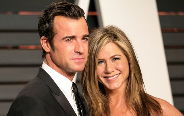 Pulang Berbulan Madu, Suami Jennifer Aniston Pamer Cincin Kawin