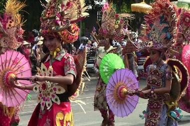 Ribuan Orang Ramaikan Pawai Peringati HUT ke-70 RI di Solo