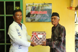 Doyan Keroncong, Lansia Semringah Dapat Radio