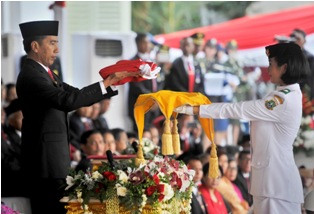 Gaya Terima Kasih Jokowi pada Pelaksana Upacara HUT ke-70 RI