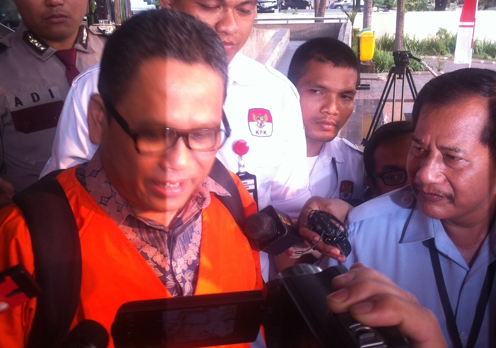 Amir Hamzah saat keluar Gedung KPK menuju Rutan, Selasa (18/8/2015). Foto: Achmad Zulfikar Fazli/MTVN