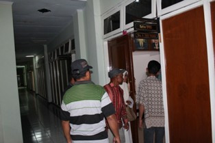 Dari Pintu ke Pintu, Warga Kedunggalih Cari Anggota DPRD