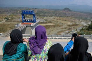 Warga Terdampak Waduk Jatigede Sukarela Bongkar Rumah