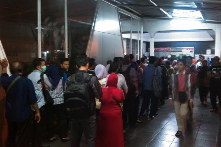 Penumpukan Penumpang KRL di Stasiun Pasar Minggu Berkurang 