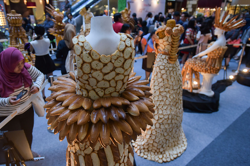 Busana dari Roti dalam 'Fashion Bread Exhibition'