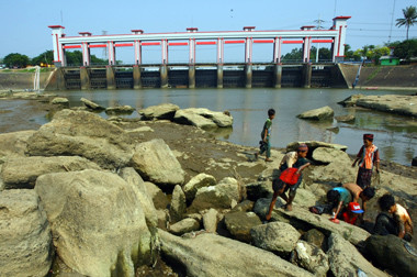 Krisis Air, Yani Mandi Pakai Air Galon