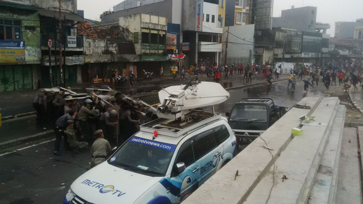 Warga Kampung Pulo dan Anggota Satpol PP Perang Batu 