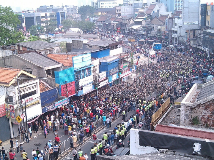 Warga Kampung Pulo Tolak Relokasi, Alat Berat Dibakar 