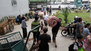 Gotong Kasur, Warga Kampung Pulo Pindah ke Rusunawa