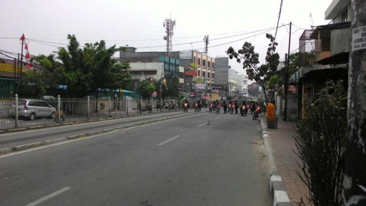 Pasca-Bentrok, Sudin Damkar Jaktim Bersihkan Jalan Jatinegara