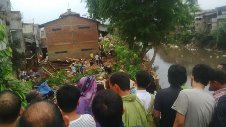 Warga Ramai-Ramai Foto di Lokasi Penggusuran Kampung Pulo 