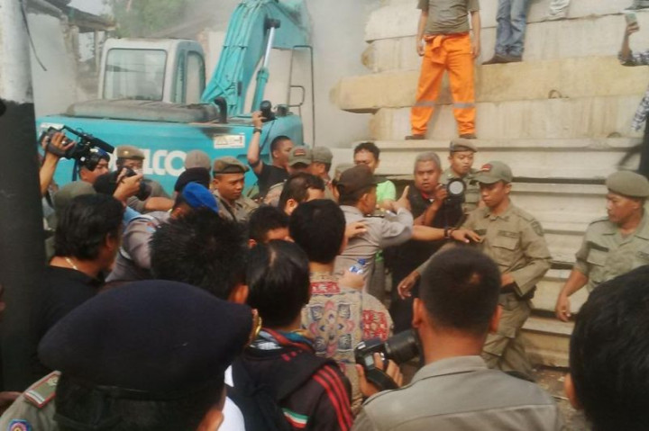 Penggusuran Kampung Pulo Ricuh   