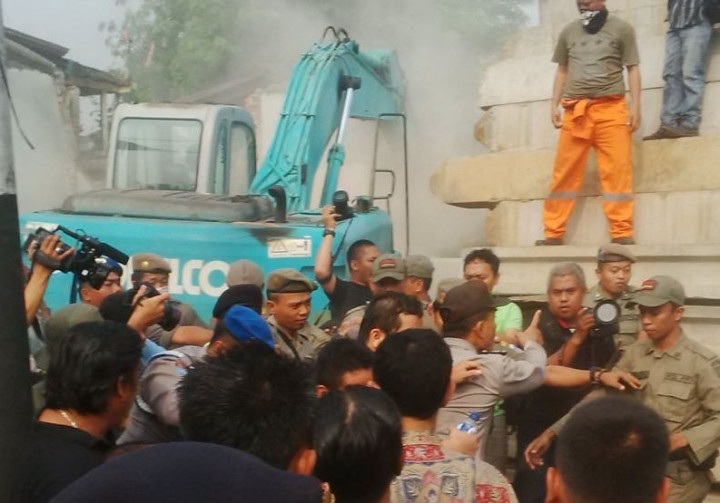 Alat Berat Mulai Merobohkan Rumah Warga Kampung Pulo 