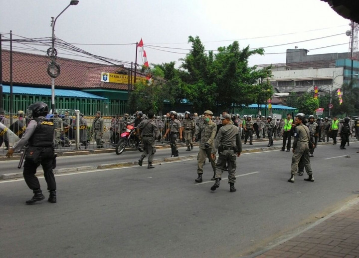 Water Cannon & Brimob ke Lokasi Ricuh di Jatinegara Barat 