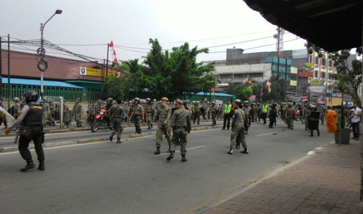 Bentrok Warga vs Satpol PP di Kampung Pulo Telan 4 Korban Luka