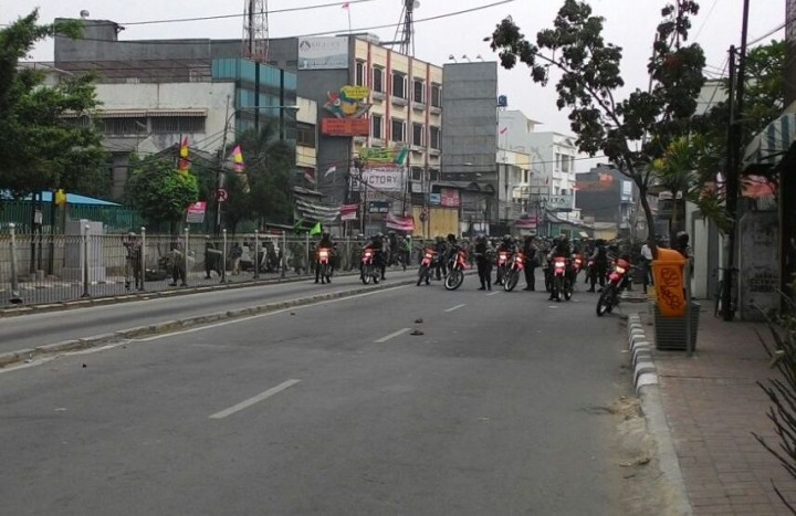 Polisi dan Anggota Satpol PP Kuasai Jatinegara Barat