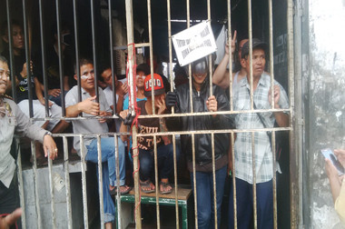 Usai Ricuh, Warga Kampung Pulo Memantau dari Rumah 