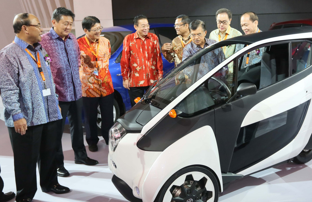 Wapres JK Kagumi Teknologi Mobil dalam GIIAS 2015