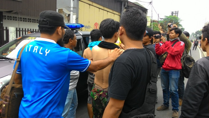Polisi Sisir Gang Kampung Pulo Cari Kelompok Perusuh