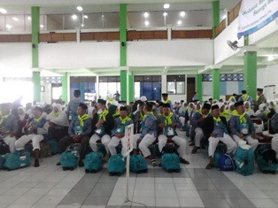 Waspada MERS dan Ebola Petugas Berikan Masker ke Jemaah Haji 