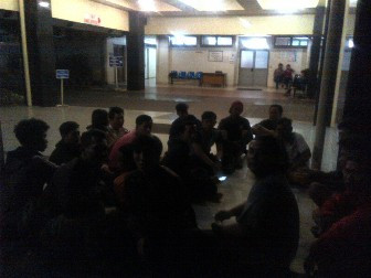 Puluhan Teman Eko Rela Menunggu di RS Carolus