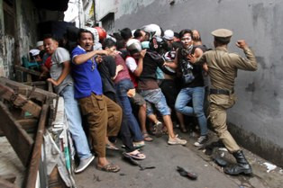 Bentrok di Kampung Pulo, Ahok Sebut Satpol PP Bela Diri