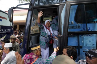 Keberangkatan 51 Calon Haji Embarkasi Adi Soemarmo Tertunda