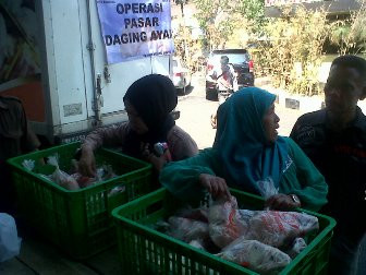 Masyarakat Serbu Daging Ayam Operasi Pasar