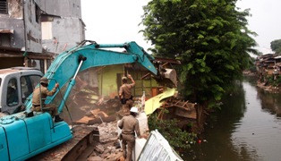 Ahok Tegaskan Warga Bisa Kembali ke Kampung Pulo