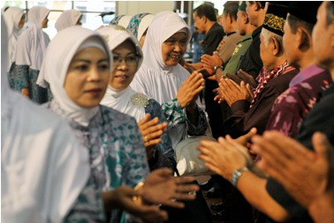 Gubernur Soekarwo Lepas Keberangkatan Calon Jemaah Haji Embarkasi Surabaya  