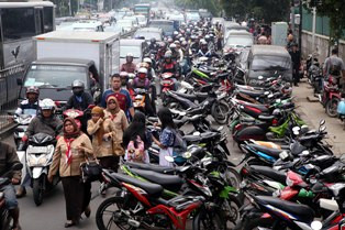 Hari Ini, Hanya Satu Lajur Jalan Jatinegara Barat yang Dibuka