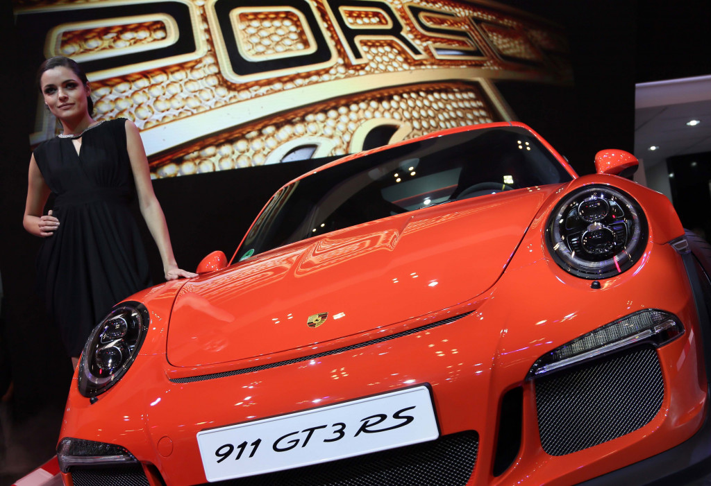 Aksi SPG 'Impor' dalam GIIAS 2015