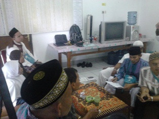 Tak Dapat Visa, Calon Haji dari Banyumas Protes