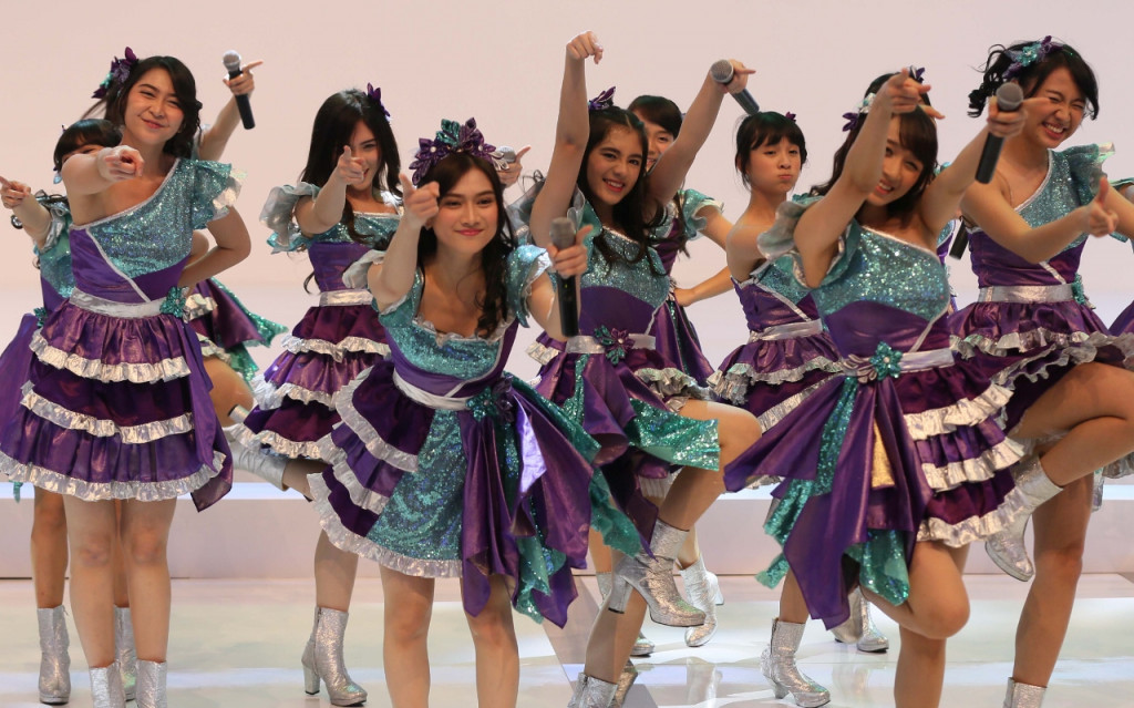 JKT48 Ajak Pengunjung GIIAS 2015 Bergoyang