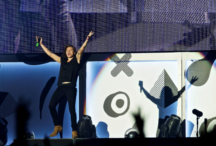 <i>Ups!</i> Harry Styles Jatuh Lagi di Panggung