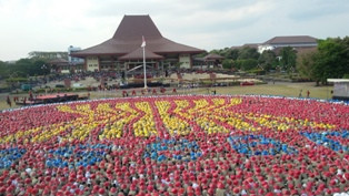 Ribuan Mahasiswa Baru UGM Bentuk Formasi Logo ASEAN