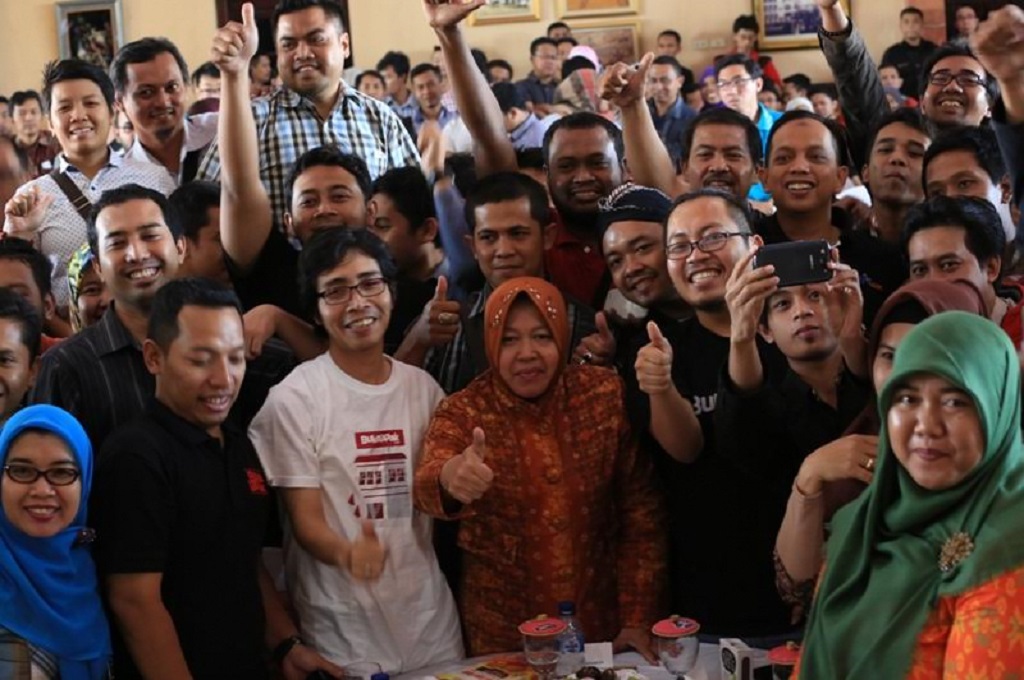 Risma berfoto bersama pelaku UKM di Surabaya, MTVN - Amaluddin