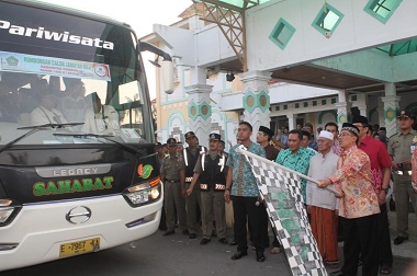Bupati Cirebon Lepas 440 Calon Haji Gelombang Pertama