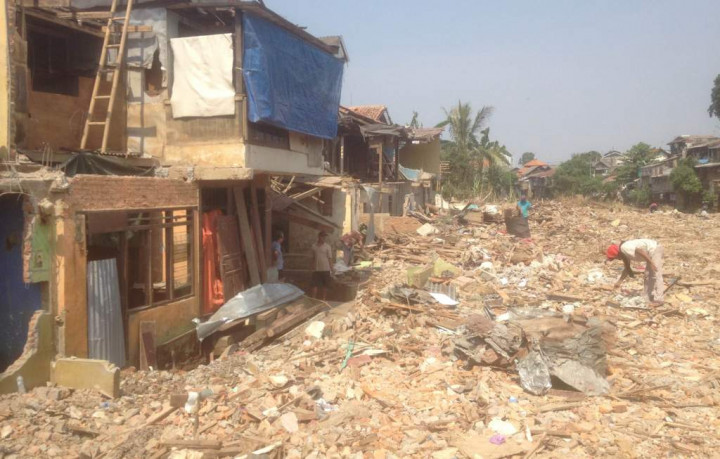 Pengumpul Besi Manfaatkan Puing Bekas Rumah Warga Kampung Pulo