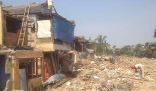 Warga Kampung Pulo Pangkas Bagian Belakang Rumah