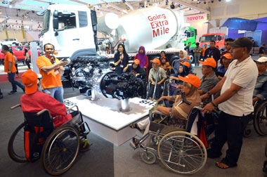 GIIAS 2015 Berbagi Kebahagiaan dengan Kaum Difabel 