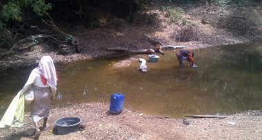 Kekeringan, Warga Sampang Manfaatkan Keruhnya Air Sungai 