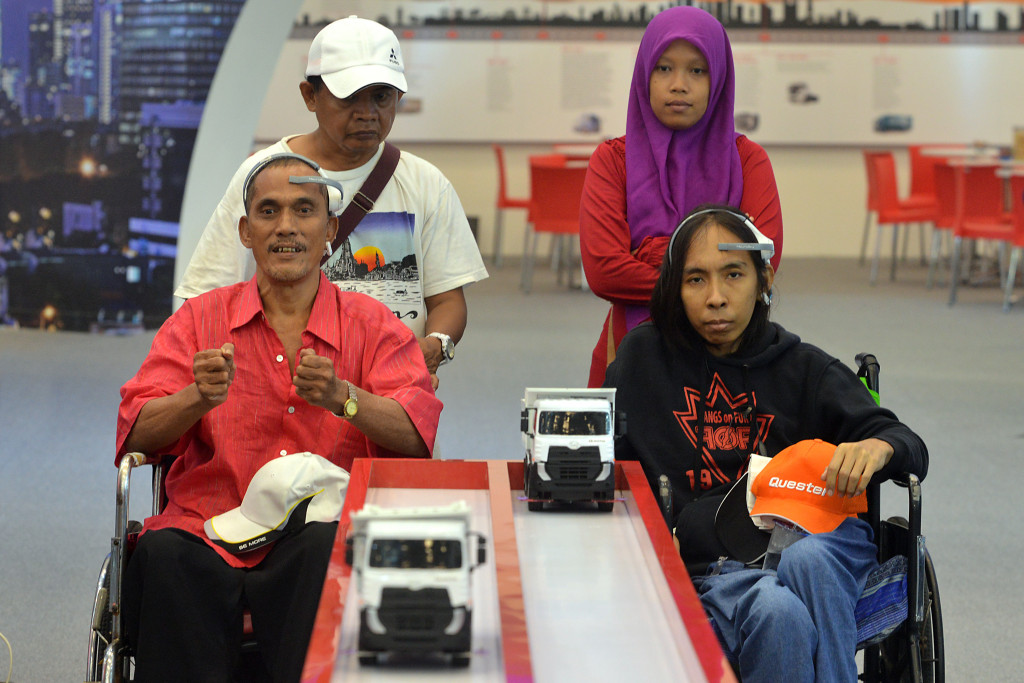 Kaum Difabel 'Balapan' Truk di GIIAS 2015