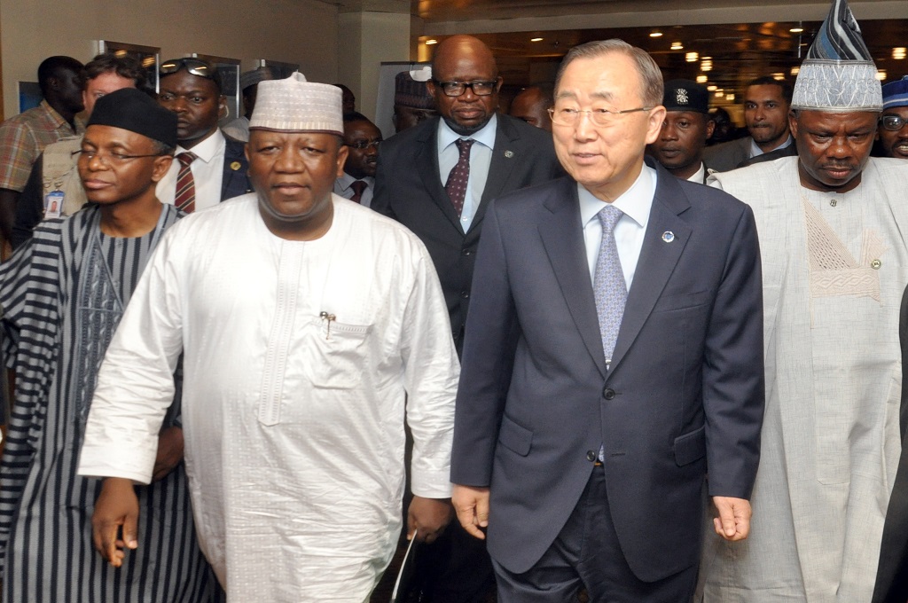Sekjen PBB (dua kanan) didampingi beberapa pejabat negara Nigeria di Abuja, Minggu (23/8/2015). (Foto: AFP / STRINGER)